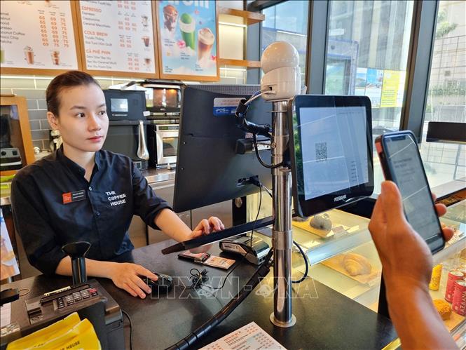 Cơ sở kinh doanh ở phường Nha Trang áp dụng công nghệ quét mã QR tạo thuận lợi trong giao dịch thanh toán cho khách hàng. (Ảnh: Nguyễn Thành/TTXVN)